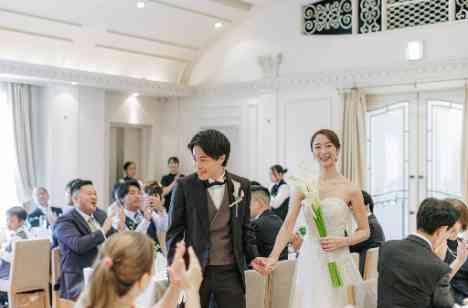 木の温もりに包まれて、穏やかな結婚式の披露宴画像