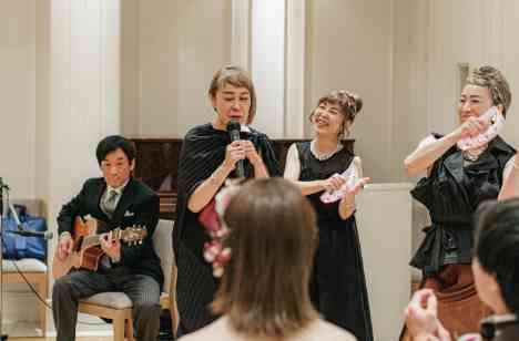 木の温もりに包まれて、穏やかな結婚式の演出画像