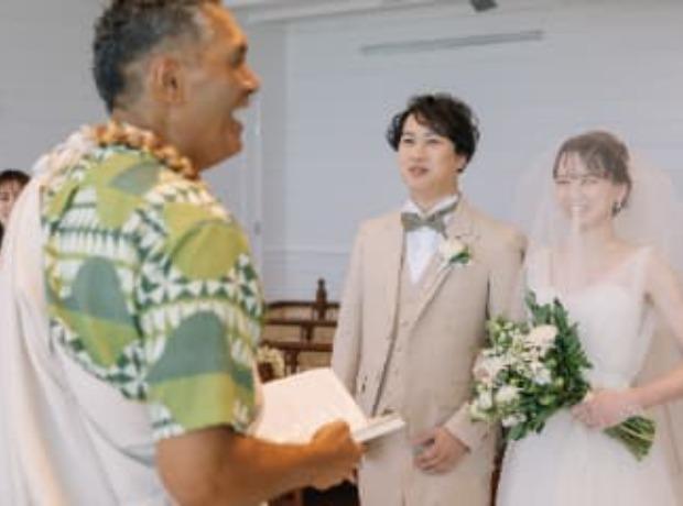 笑顔につつまれた“ALOHA”の瞬間の挙式実例画像