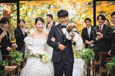 家族×友人×愛犬とともに過ごす思い出に残る結婚式の挙式画像