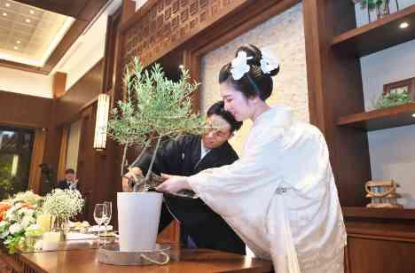 想いを込めて幸せをみんなと共有し合う時間の披露宴画像