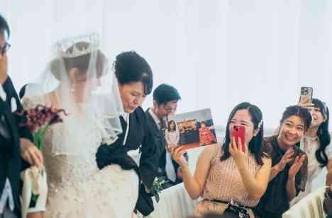 思い出と今日がつながる、結婚式の物語の挙式画像