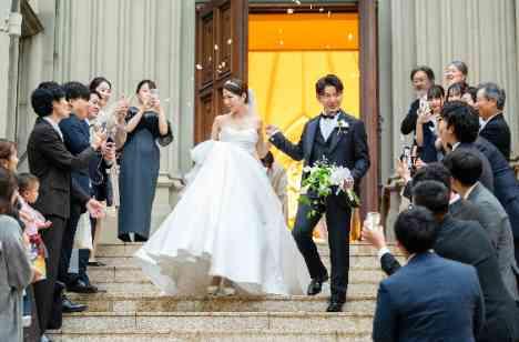 夜の光が結ぶ、優雅な絆のウェディングの準備・打ち合わせ画像