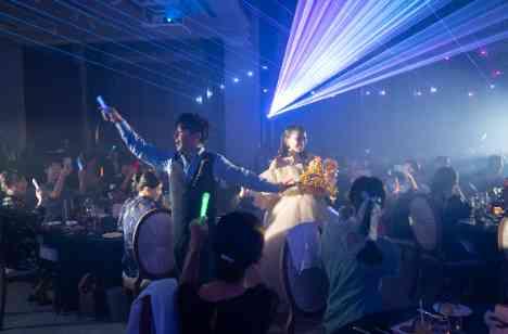 夜の光が結ぶ、優雅な絆のウェディングの演出画像