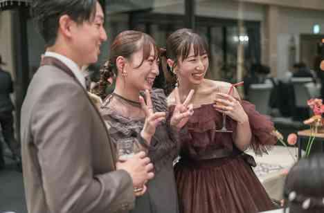 言葉と想いで心がつながる温かな結婚式の披露宴画像