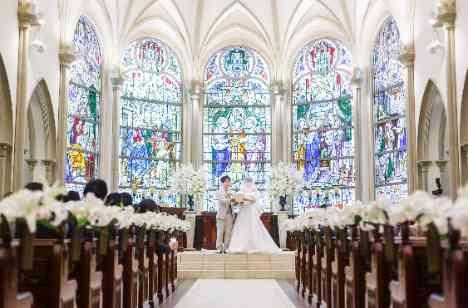 藤の花に囲まれた アットホームな結婚式の挙式画像