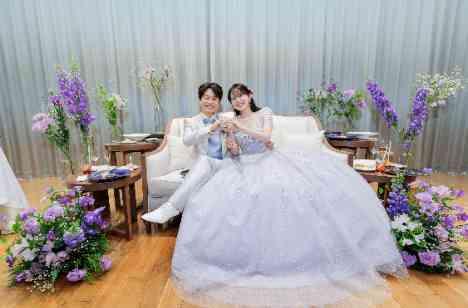 藤の花に囲まれた アットホームな結婚式の披露宴画像
