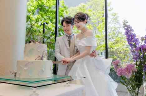 藤の花に囲まれた アットホームな結婚式の演出画像