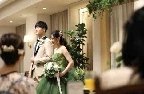 ナチュラル装飾でアットホームな結婚式の挙式画像