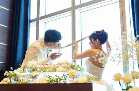 ロマンチックな装いとシックな空間がお洒落な結婚式の披露宴画像