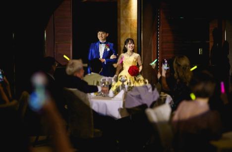 ロマンチックな装いとシックな空間がお洒落な結婚式の演出画像