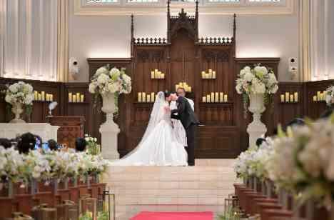 憧れの大聖堂!ガーデン付き貸切邸宅で温かな結婚式の挙式画像