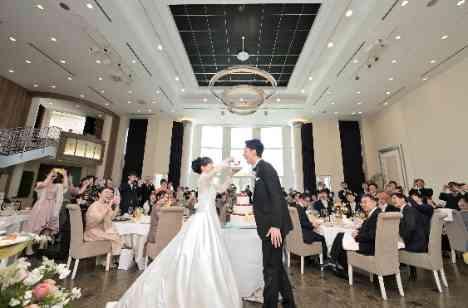 憧れの大聖堂!ガーデン付き貸切邸宅で温かな結婚式の披露宴画像