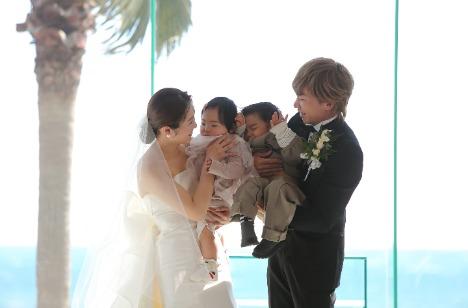 ゲストに楽しんでもらえる笑顔溢れる結婚式の挙式画像