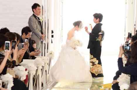 ゲストの笑顔あふれるご結婚式の挙式画像