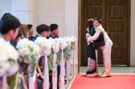 堅苦しくなくカジュアルに楽しむ結婚式の挙式画像