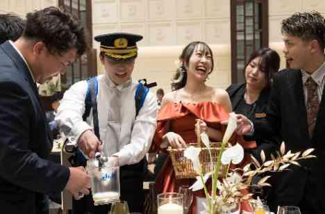 堅苦しくなくカジュアルに楽しむ結婚式の披露宴画像
