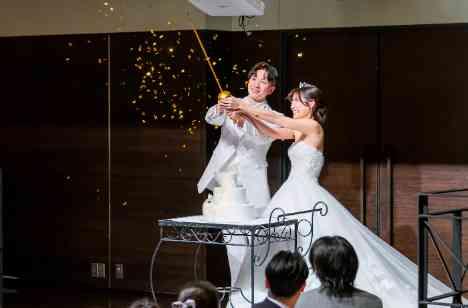 笑顔と歓声に包まれた心が弾むご結婚式の披露宴画像