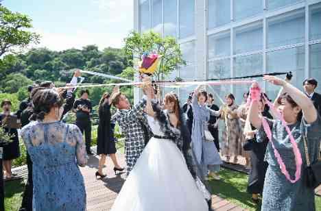 おふたりらしくカラフルに盛り上がった一日の演出画像