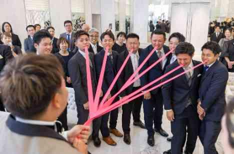 拍手と笑顔に包まれた忘れられない一日の披露宴画像