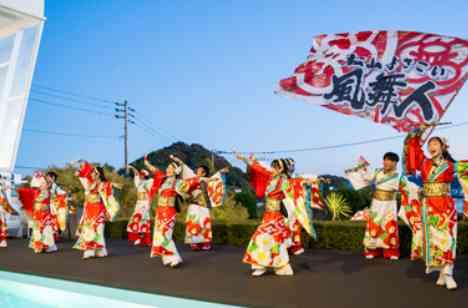 海に囲まれた場所でみんなで楽しむ、特別な一日の披露宴画像