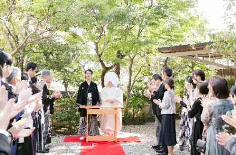 ゲストと近い距離で楽しめる結婚式に!の挙式画像
