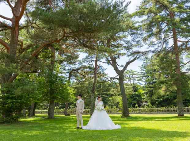 夏の軽井沢で叶えた、笑顔で楽しめるウエディングの挙式実例画像