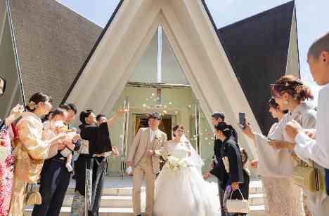 夏の軽井沢で叶えた、笑顔で楽しめるウエディングの挙式画像