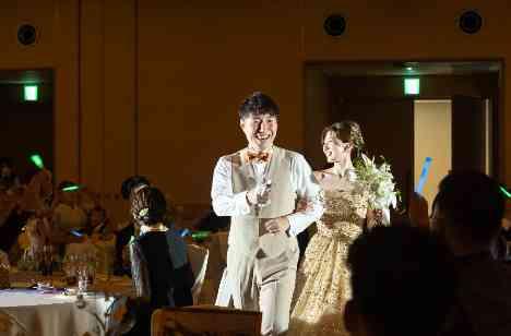 夏の軽井沢で叶えた、笑顔で楽しめるウエディングの披露宴画像