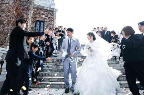 大切な人たちに届ける笑顔あふれる結婚式の挙式画像