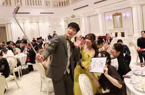 大好きな人たちに囲まれて過ごす結婚記念日の披露宴画像