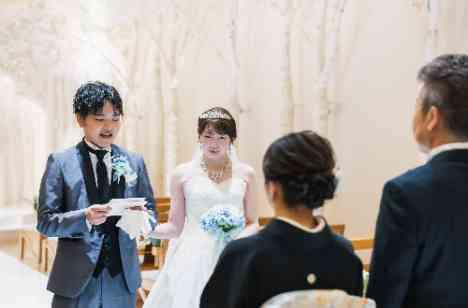 想いを伝え合い、笑顔があふれる結婚式の挙式画像