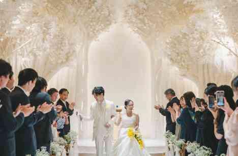 涙と笑顔が彩る、色鮮やかな特別な一日の挙式画像