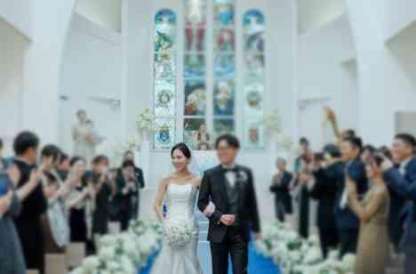 みんなで楽しむ「cheers!」がテーマの結婚式の挙式画像