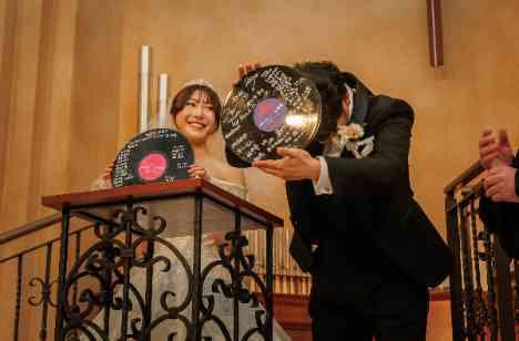 バンド演奏で熱狂！笑顔溢れるウェディングの挙式画像