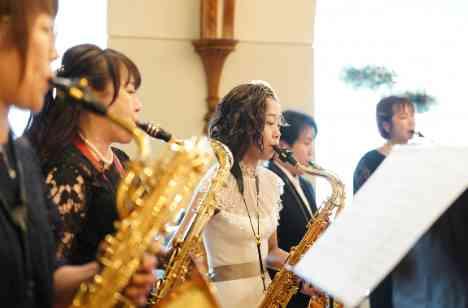 和と洋の装いと音楽でつながる祝福の時間の演出画像