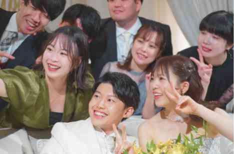 夏で行う"おふたりらしさ"ひまわりが紡いだ結婚式の披露宴画像