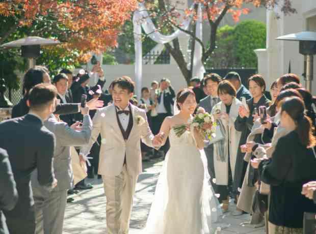祝福の木漏れ日溢れるクリスマスWeddingの挙式実例画像