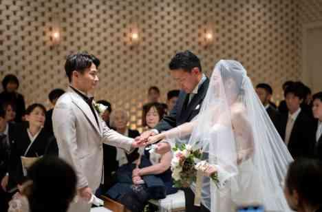 祝福の木漏れ日溢れるクリスマスWeddingの挙式画像
