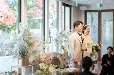 祝福の木漏れ日溢れるクリスマスWeddingの披露宴画像