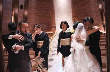 たいせつなゲストに囲まれた感謝を伝える結婚式の挙式画像