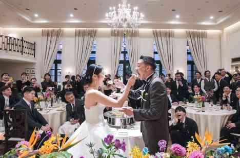 たいせつなゲストに囲まれた感謝を伝える結婚式の披露宴画像