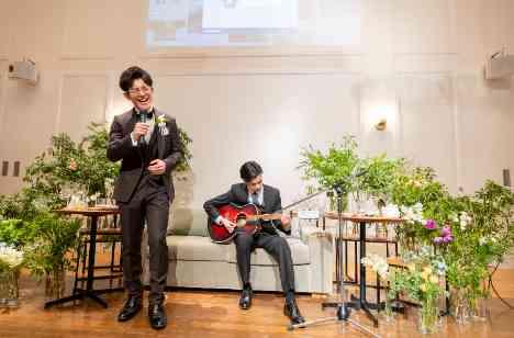 青春の思い出つながる笑顔あふれる結婚式の挙式画像