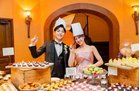 青春の思い出つながる笑顔あふれる結婚式の披露宴画像