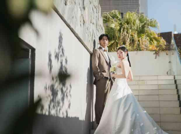 一歩踏み入れると非日常的な「都会のリゾート邸宅」の挙式実例画像