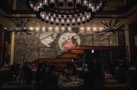 一歩踏み入れると非日常的な「都会のリゾート邸宅」の披露宴画像