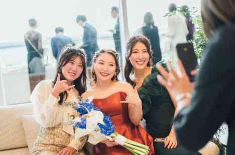 二人とゲストで創る湘南weddingの演出画像