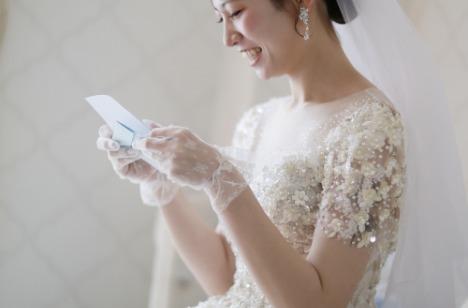 家族の絆を感じる笑顔溢れるパーティーの準備・打ち合わせ画像
