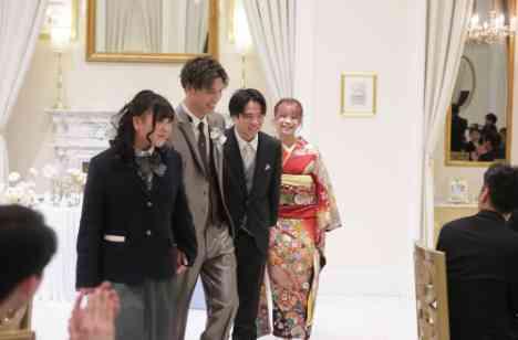 家族の絆を感じる笑顔溢れるパーティーの披露宴画像