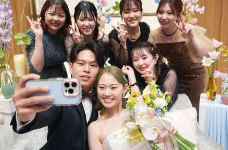 木と緑のぬくもりと大切なゲストに囲まれての披露宴画像